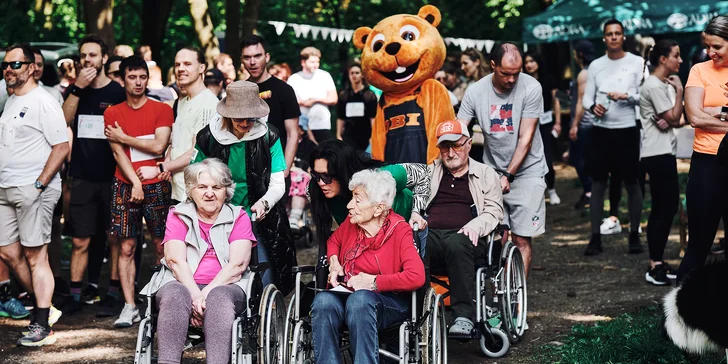 Navštěvují je, povídají si s nimi, berou je na procházky i za kulturou. 