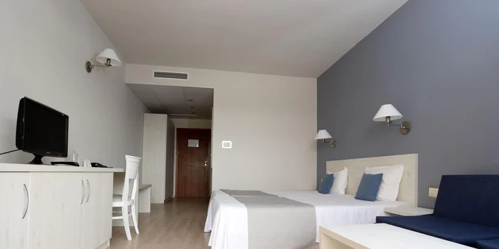 Pokoje disponují vlastní koupelnou s toaletou, TV a Wi-Fi.