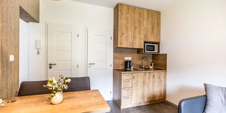 Komfortne zariadené apartmány ponúkajú plne vybavenú kuchyňu s jedálenským stolom, riadom, kanvicou, mikrovlnnou rúrou či chladničkou. 