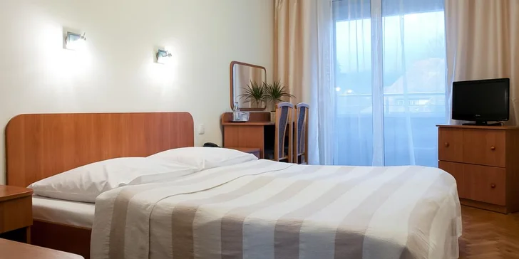 Izby sú vybavené pohodlnými posteľami, skriňou, televízorom, telefónom aj pripojením na internet.