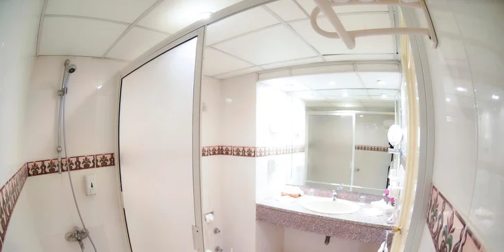 Samozřejmostí je koupelna se sprchovým koutem a WC.