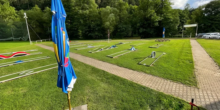 Doslova to tu odpálíte, protože si zahrajte Maloskalský minigolf. 