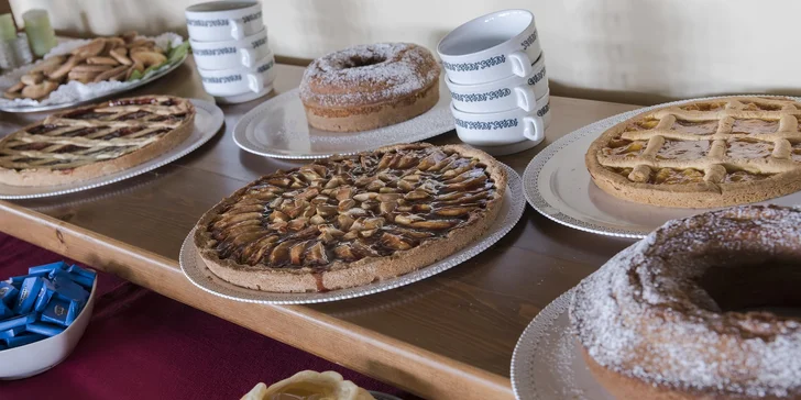 Ráno si dáte kvalitní kávu nebo čaj, nebudou chybět jogurty, sušenky i klasické croissanty nebo tradiční místní dorty (vždy domácí). 