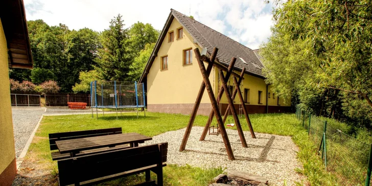 Pro děti je připravené venkovní hřiště.