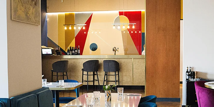 Restauraci najdete v Újezdu u Průhonic na okraji Prahy, hned vedle přírodního parku Botič-Milíčov. 