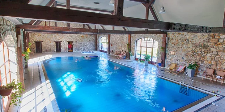 V bazénu si zaplavete a můžete vyzkoušet i hydromasážní trysky.