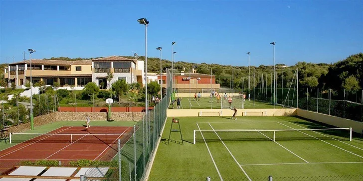 Zahrajte si tenis, basketbal, volejbal, fotbal, stolní tenis nebo plážový volejbal.