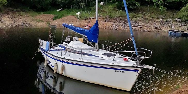Na lodi najdete také toaletu, kuchyň a paddleboardy – ty si v případě zájmu můžete půjčit a plavit se vedle lodi.