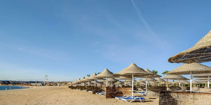 Písečný vstup do moře se nachází cca 200 m od hotelu.