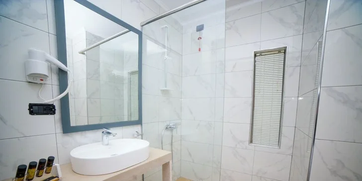 Naprostou samozřejmostí je vlastní koupelna se sprchovým koutem, WC a fénem.