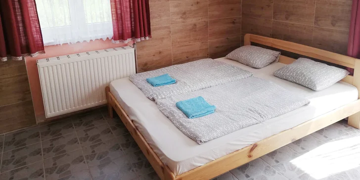 Pokoje jsou jednoduše, ale útulně zařízené. 
