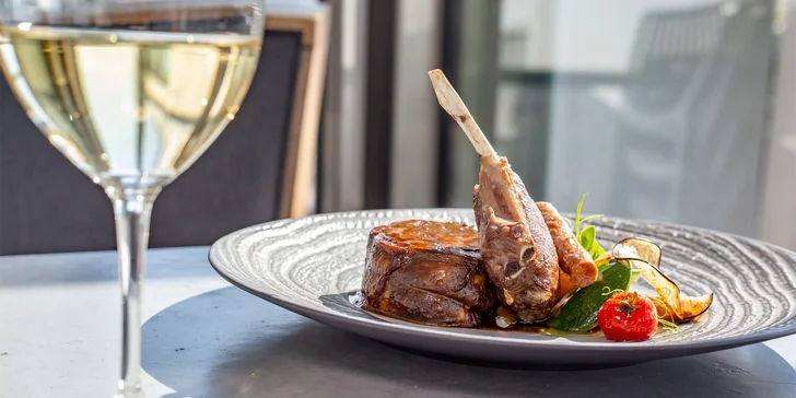 Čtyřchodové menu zahrnuje předkrm, polévku, hlavní chod a dezert.