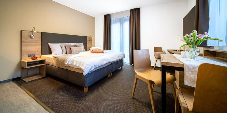 Krásné jsou exteriéry i interiéry. Bydlet budete ve dvoulůžkovém pokoji nebo apartmánu. 