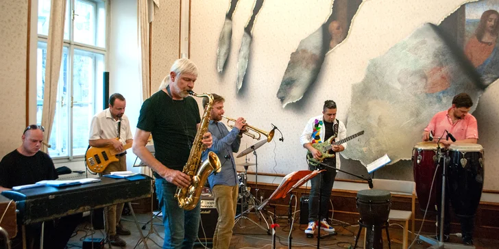 V podání trumpety, saxofonu, kytary, basy, bubnů, bicích a pochopitelně varhan zazní originální autorovy melodie i skladby od kapely Beatles.