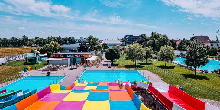 Bazény sú rozdelené podľa typu na plavecké, kľudové, dojazdové a relaxačné a z jedeného môžete vyplávať priamo do vonkajšieho areálu.  