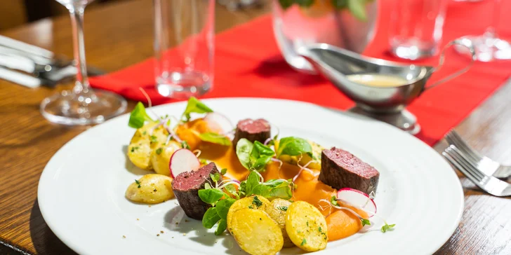 Jako hlavní chod se podává sous-vide svíčková z jelena Sika, kávová omáčka, batátové pyré a pečené grenaille.