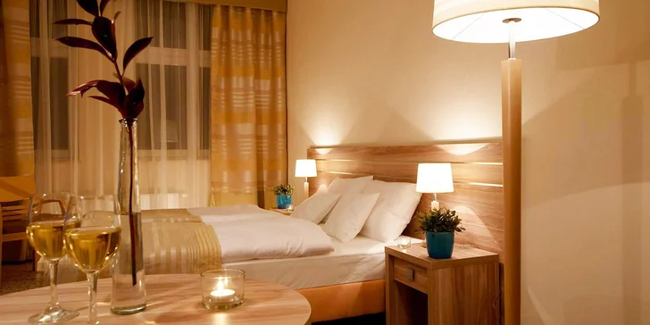 K hlavní budově s restaurací a wellness centrem to budete mít asi 200 metrů. 
