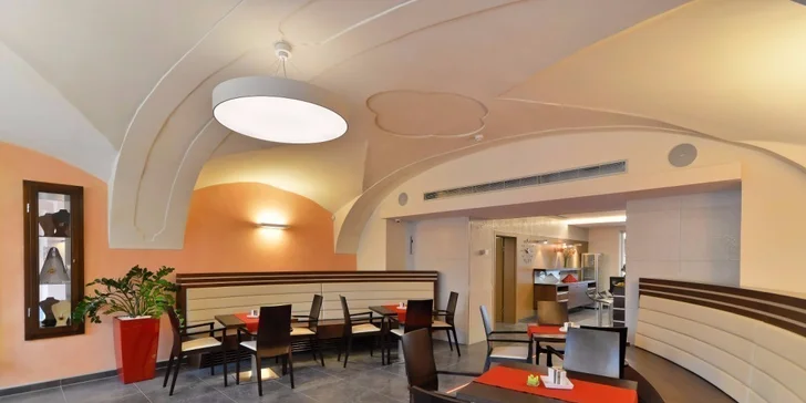V restauraci se podávají bohaté bufetové snídaně a čeká vás i jedna tříchodová večeře.