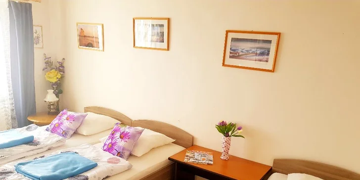 V chalupě jsou dvě třílůžkové a jedna čtyřlůžková ložnice.