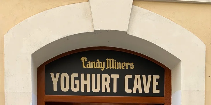 Yoghurt cave je asi 5 minut od Karlova mostu.