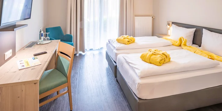 Ubytujete se v prakticky zařízeném pokoji s manželskou postelí, televizí, Wi-Fi a balkonem nebo terasou.