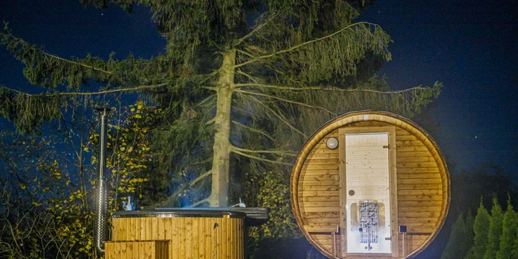 Oddáte se dokonalé relaxaci ve vyhřátém koupacím sudu a užijete si blahodárné prohřátí ve finské sauně.