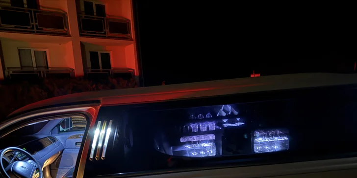 Limuzína má aj parádne ozvučenie, takže oslavovať budete vo veľkom štýle!

