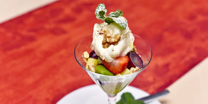 4. chod: sezonní ovoce se šlehaným mascarpone a mátou