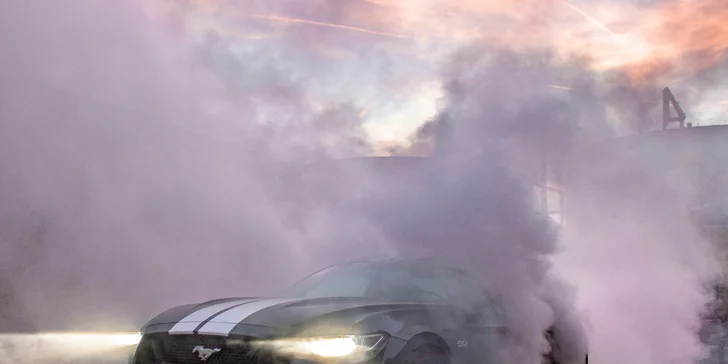 Na výběr budete mít dva Mustangy – bílý je v kompletní úpravě Roush, černý prošel originálním body kitem a má ostřejší sportovní spojku.