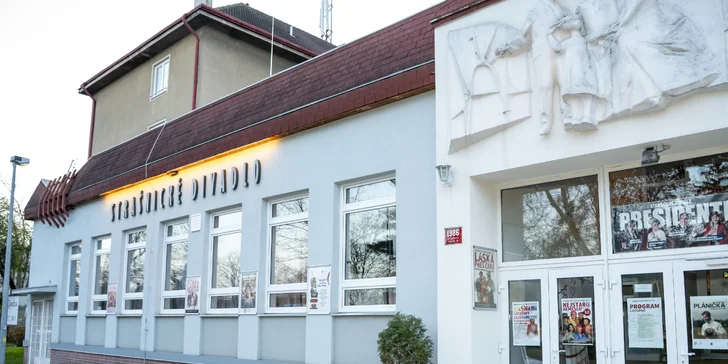 Divadlo se nachází cca 20 minut od centra Prahy.
