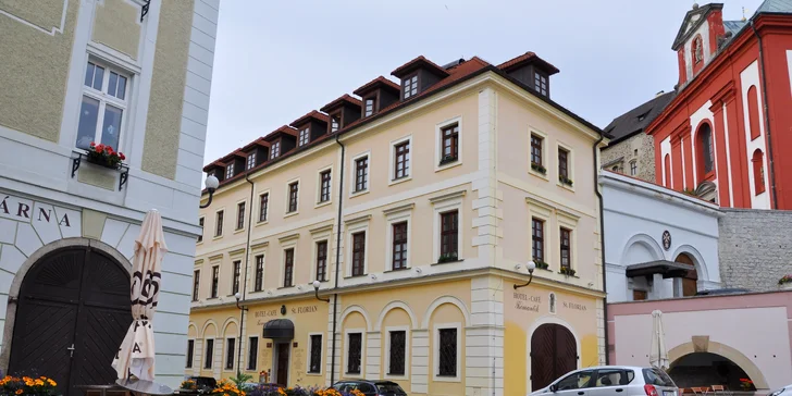 Hotel Svatý Florian sa nachádza na námestí stredovekého mestečka Loket.