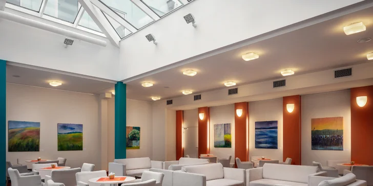 Lobby bar a priľahlé átrium sú miesta, kde môžete nerušene oddychovať pri šálke kvalitnej kávy alebo dobre vychladeného drinku.
