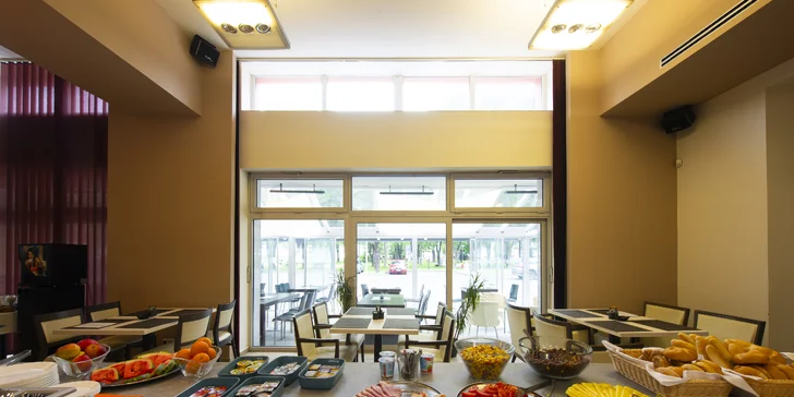 Den začnete v hotelové restauraci, kde si pochutnáte na snídani podávané formou bufetových stolů nebo výběrem ze snídaňového menu.