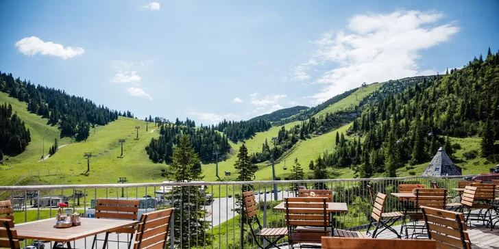 K hotelu patrí vonkajšia terasa.