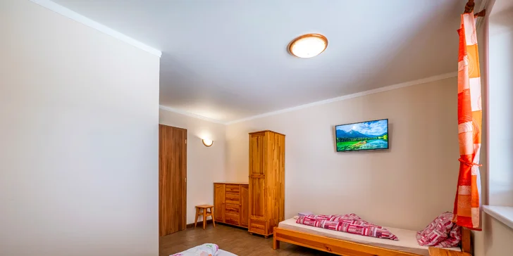 Izby disponujú TV aj Wi-Fi pripojením (Trojlôžková izba). 