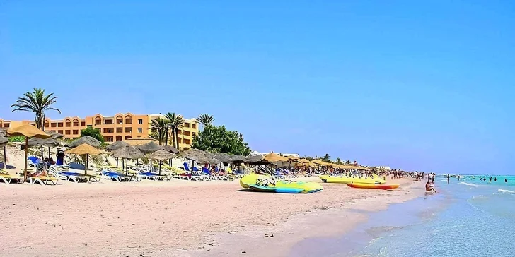 Pláž se nachází hned u hotelu a patří k těm nejkrásnějším v Tunisku.