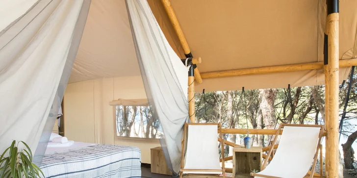 ...nebo poseďte na venkovní terase. (na fotce Forest Lodge)