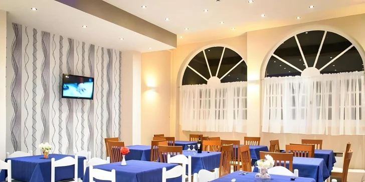 Hotelový bar se stane vaším oblíbeným bodem pro osvěžení mezi koupáním v moři a relaxací u bazénu.