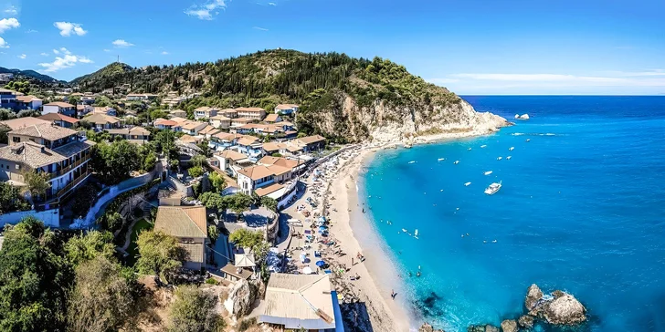 Hotel se tyčí nad jednou z nejvyhledávanějších a nejmalebnějších vesniček na Lefkadě. 