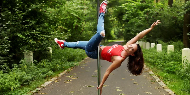 Pole dance je náročný, ale neuvěřitelně odměňující sport, který vás naučí vnímat své tělo úplně novým způsobem.