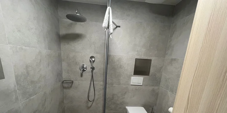CleanSatisfied vyumýva vaňu, sprchu, umývadlo aj toaletu a odstráni vodný kameň z batérií