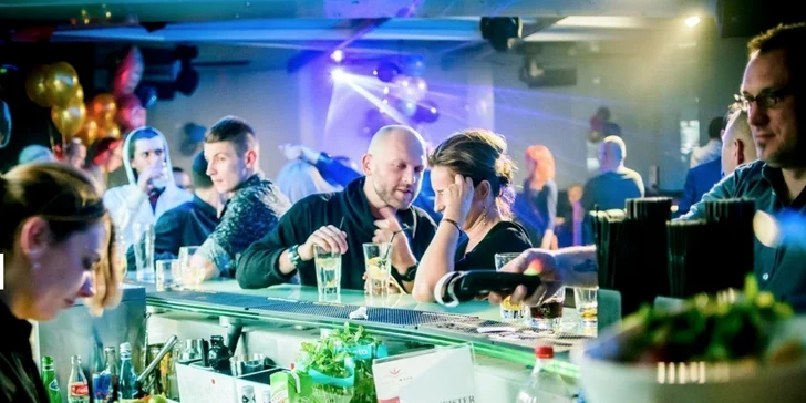 Přímo v hotelu se nachází Meta Music Club, ve kterém se pravidelně konají taneční zábavy.
