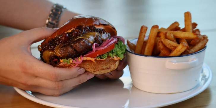 V burgeru Klánovka grilované hovězí maso doplňuje v bulce cheddar, slaninový džem, BBQ majonéza, salát a rajče.