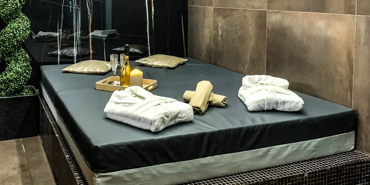 Prohřejete se v sauně, uvolníte se ve vířivce a odpočinete si v relaxační zóně s postelí. 