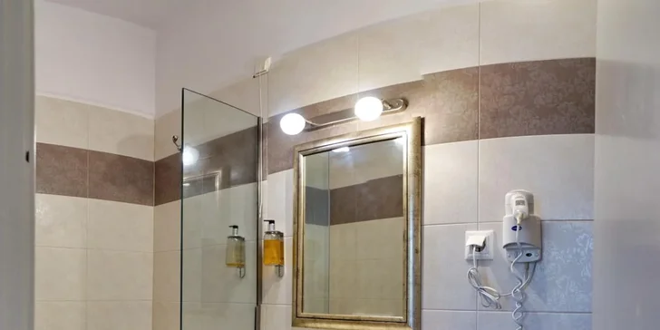 Vaší základnou se stane komfortní dvoulůžkový pokoj s koupelnou, která zahrnuje sprchový kout.