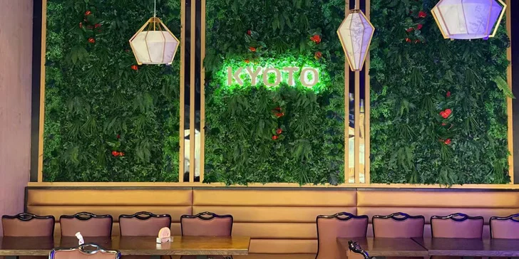 Pokud milujete asijskou kuchyni, vydejte se do skvěle hodnocené restaurace Kyoto Wok & Sushi bufet, kterou najdete kousek od metra Vysočanská.