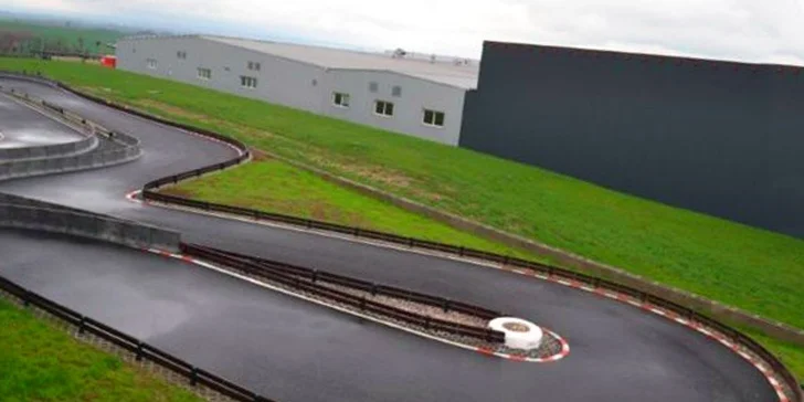 Čeká na vás 20 minut jízdy ve zbrusu nových motokárách, které jezdí rychlostí až 70 km/h.