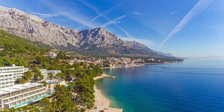 Hotel se nachází mezi oblíbenými destinacemi Brela a Baška Voda, do obou měst dojdete po kilometrové procházce.