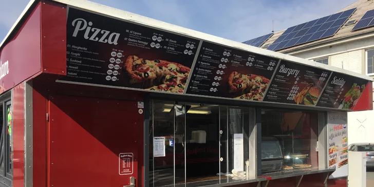 Kromě burgerů tu připravují třeba i saláty a pizzy.