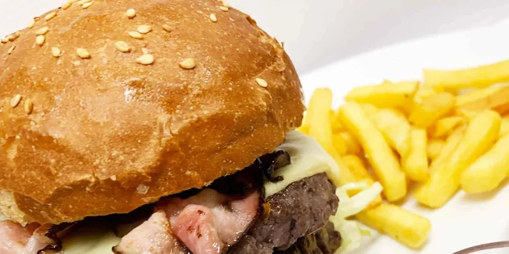 Nedělá vám lepek zrovna dvakrát dobře? Za příplatek vám tu burger rádi připraví do bezlepkové housky.